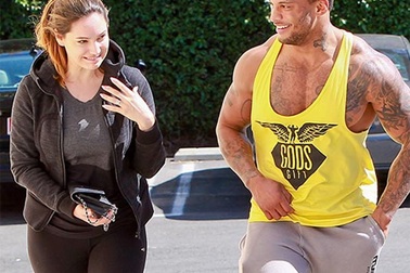 Người đẹp Anh khoe nhẫn đính hôn