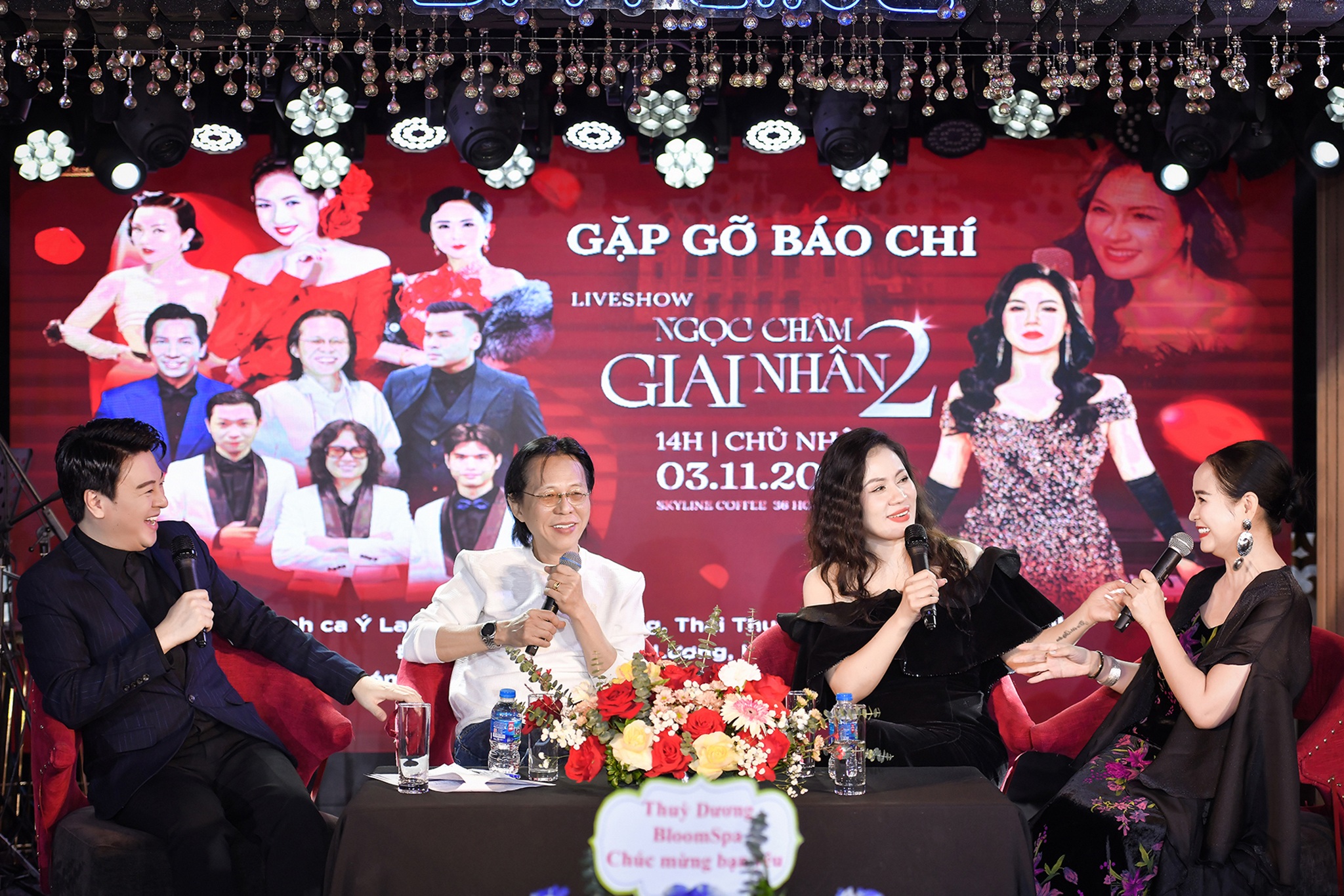 A famosa cantora Y Lan paga sua própria passagem de avião quando volta para cantar canções de amor com Ngoc Cham - 1 Danh ca Ý Lan tự lo tiền vé máy bay khi về hát nhạc tình cùng  Ngọc Châm - 1