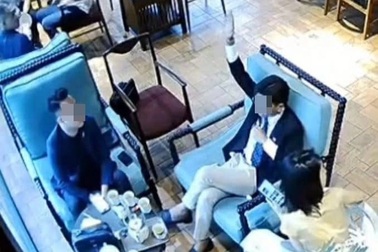 Công ty của "tổng tài" ra hiệu đánh nhân viên quán cà phê làm gì, to cỡ nào