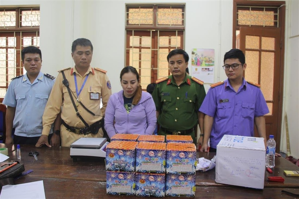 Nữ quái “cõng” 30kg pháo kèm theo 2kg ma túy - 1 Nữ quái “cõng” 30kg pháo kèm theo 2kg ma túy - 1