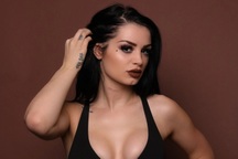 Nữ đô vật xinh đẹp Paige bất ngờ hóa bạn gái ma cà rồng