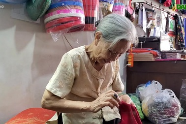 Cụ bà Lê Thị Quyến tâm sự về nghề may áo dài gần 70 năm qua