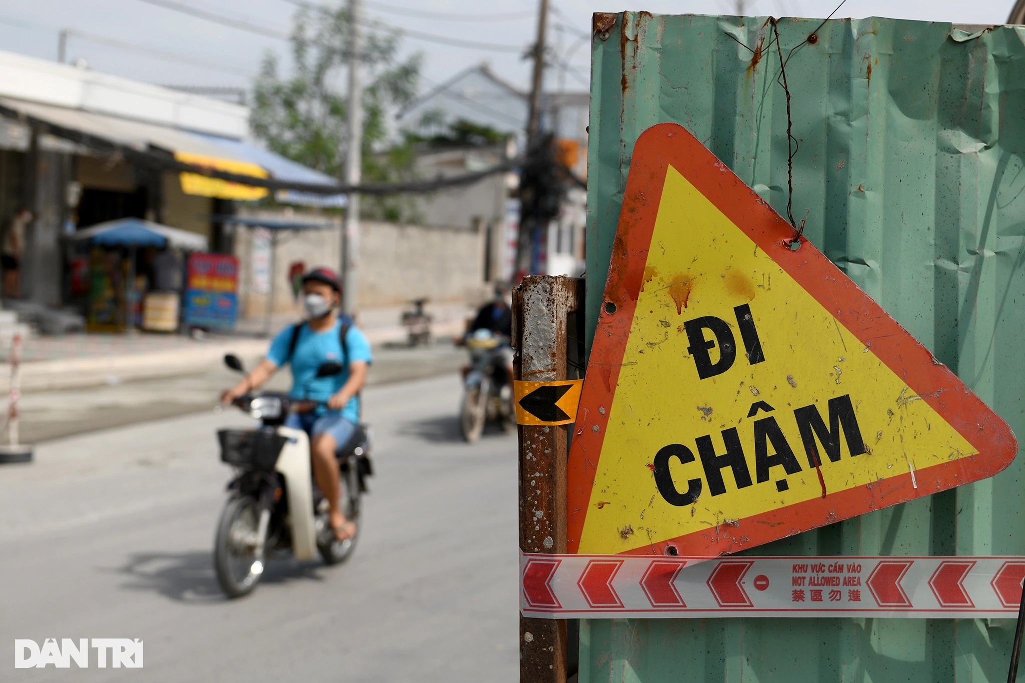 Ma trận trụ điện bủa vây cả tuyến đường, chờ gây họa cho người dân TPHCM - 15 Ma trận trụ điện bủa vây cả tuyến đường, chờ gây họa cho người dân TPHCM - 15