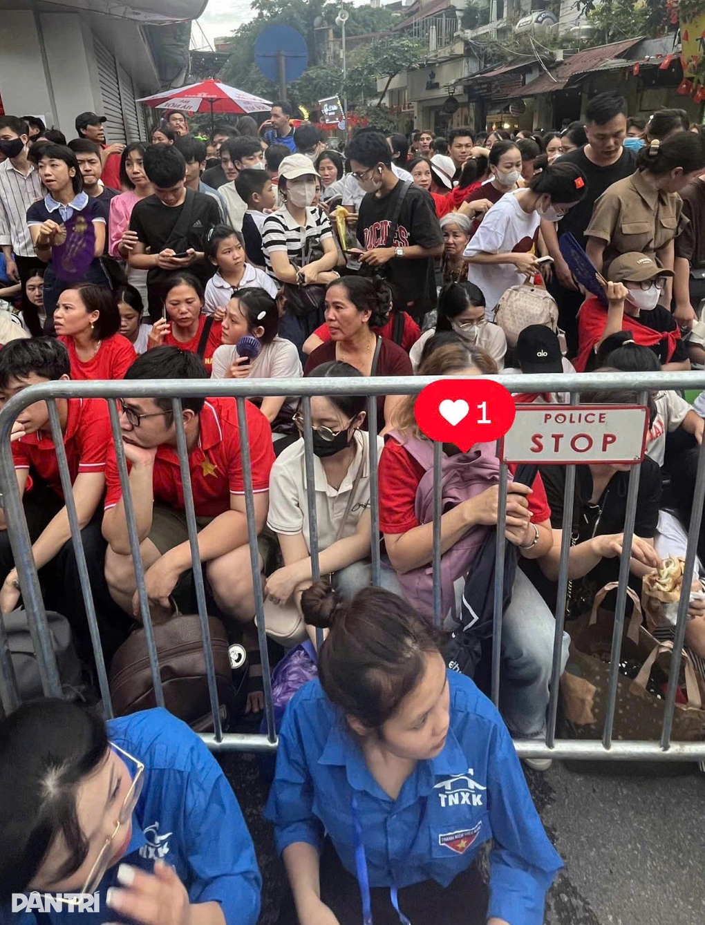 Mua chỗ ngồi xem diễu binh, cô gái bỏ 100.000 đồng rồi hối hận - 2 Mua chỗ ngồi xem diễu binh, cô gái bỏ 100.000 đồng rồi hối hận - 2