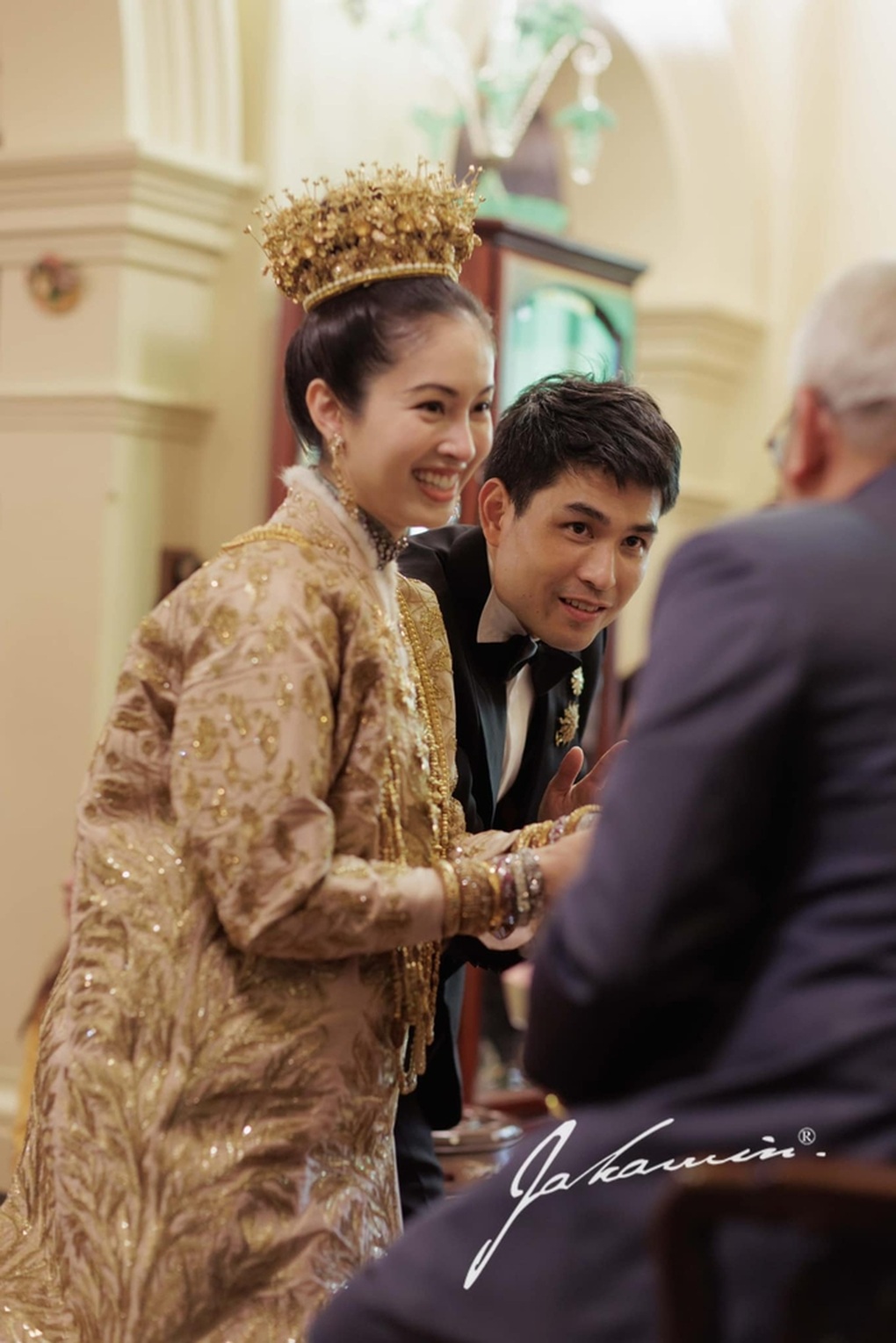 Mỹ nhân chuyển giới Nong Poy nghẹn ngào, đội vương miện vàng trong đám cưới - 4 Mỹ nhân chuyển giới Nong Poy nghẹn ngào, đội vương miện vàng trong đám cưới - 4