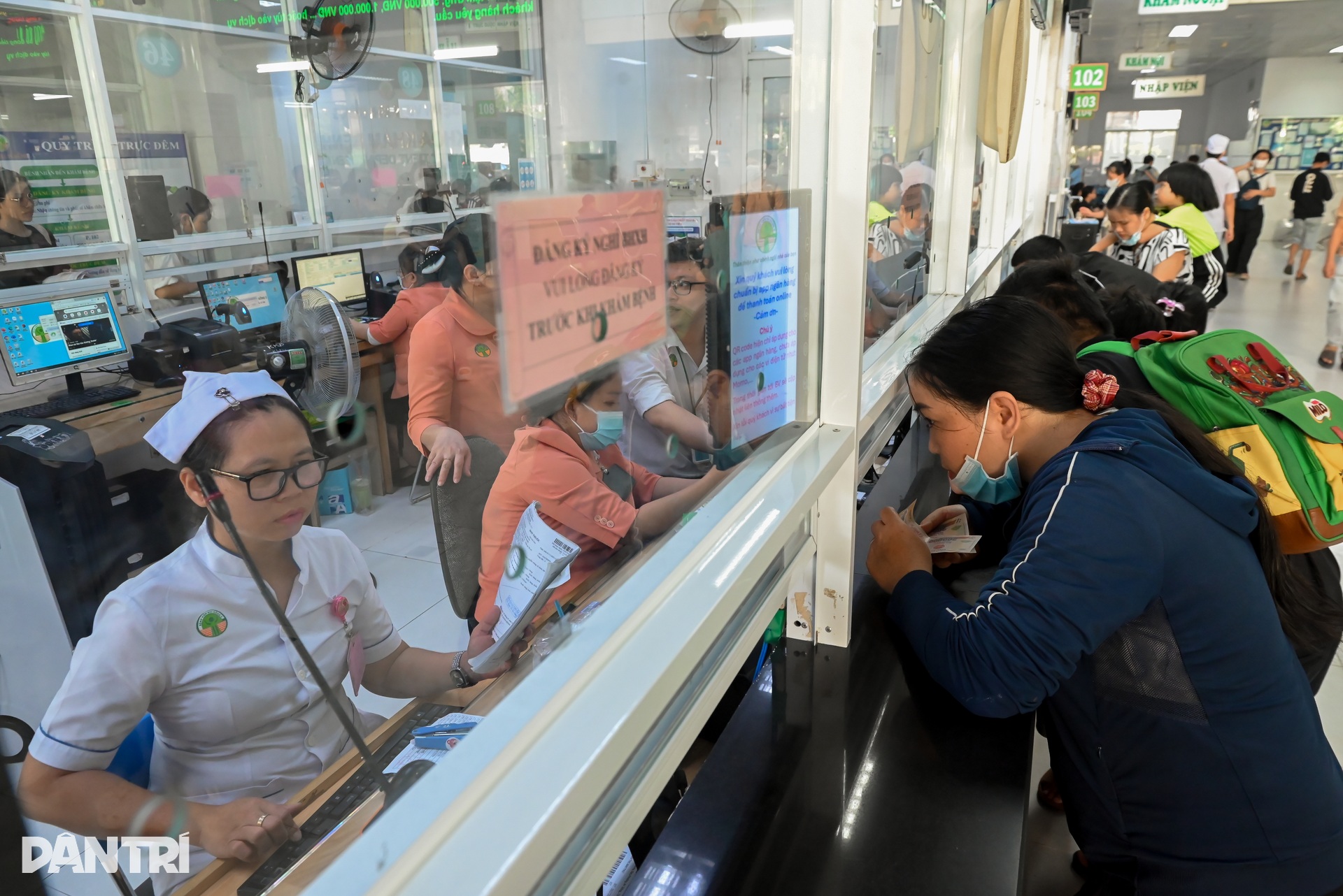 Barn blir sjuka på en gång, ett sjukhus i Ho Chi Minh-staden har nästan fördubblat antalet besök - 3 Trẻ đồng loạt đổ bệnh, một bệnh viện ở TPHCM có lượt khám tăng gần gấp đôi - 3