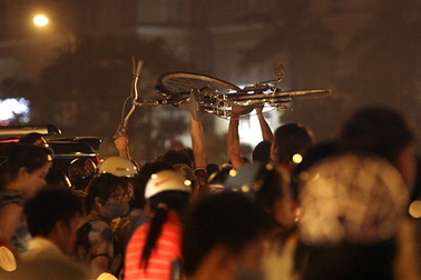 Bi hài chuyện đi xem bắn pháo hoa mừng Đại lễ