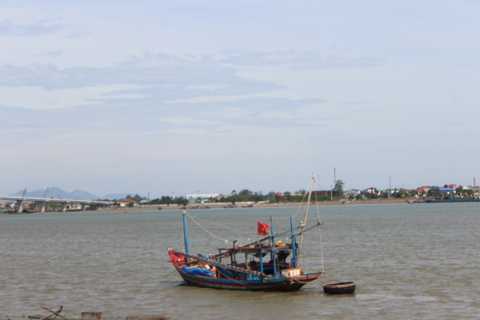 Cầu cảng bị bồi lấp nghiêm trọng, tàu thuyền không thể ra vào - 3 Cầu cảng bị bồi lấp nghiêm trọng, tàu thuyền không thể ra vào - 3