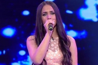 Bị ám sát vì tham gia...  thi hát