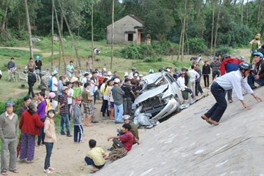 Vụ tàu hỏa đâm ô tô 7 chỗ: Khởi tố tài xế ô tô