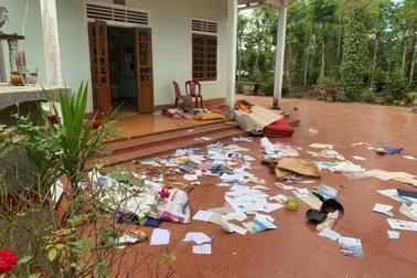 Bị vợ cấm cửa, chồng dùng búa đập phá đồ đạc