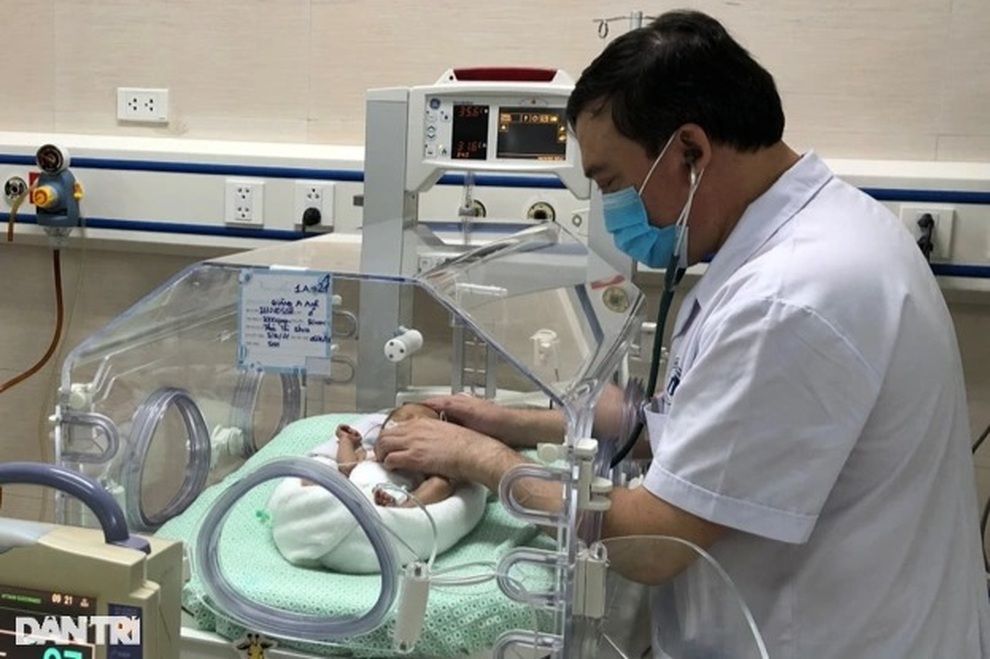Xót thương em bé sinh non ngay trong cuộc hồi hương tránh dịch bằng xe máy - 2 Xót thương em bé sinh non ngay trong cuộc hồi hương tránh dịch bằng xe máy - 2