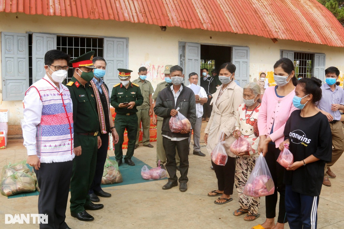 Huyện miền núi chi 1 tỷ đồng mua heo, mổ thịt tặng người khó khăn - 5 Huyện miền núi chi 1 tỷ đồng mua heo, mổ thịt tặng người khó khăn - 5