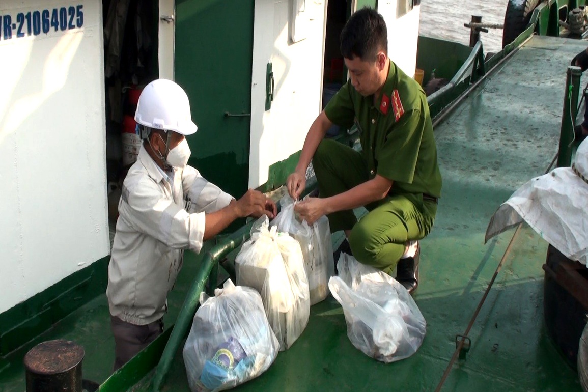 Bắt giữ gần 500 tấn dầu mập mờ nguồn gốc trên sông Sài Gòn - 4 Bắt giữ gần 500 tấn dầu mập mờ nguồn gốc trên sông Sài Gòn - 4