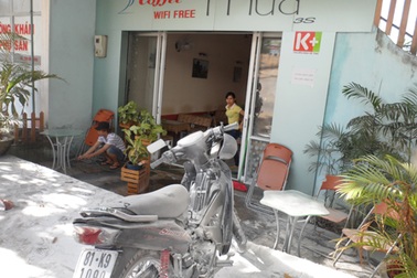 Xe máy đang dựng, bỗng dưng bốc cháy