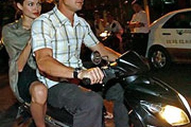 Brangelina bất ngờ ghé thăm Trại mồ côi Tam Bình