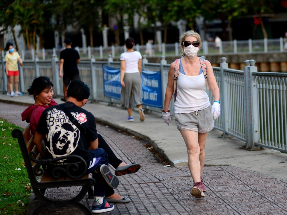 Người Sài Gòn vẫn kéo nhau ra bờ kênh tập thể dục trong mùa dịch - 7