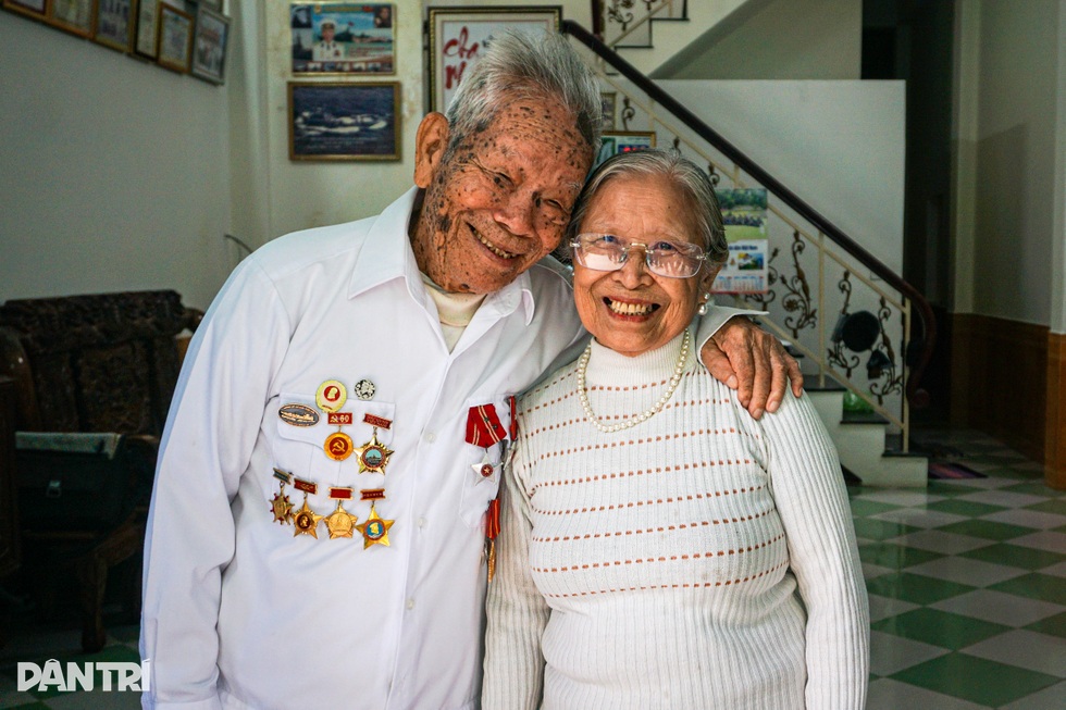 Chuyện tình cựu thuyền phó tàu không số, nên duyên từ chiếc kẹp tóc - 3 Chuyện tình cựu thuyền phó tàu không số, nên duyên từ chiếc kẹp tóc - 3