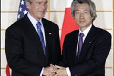 Bush tặng Koizumi xe scooter để thắt chặt tình bạn