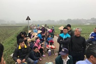 Hàng chục người dân vẫn bám trụ ngày đêm, chặn xe vào bãi rác Nam Sơn