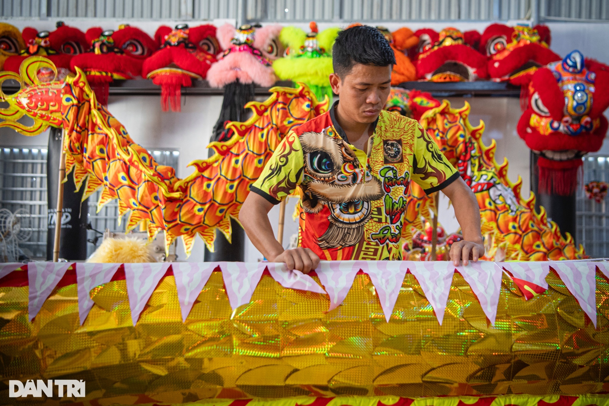 Explorează atelierul de dans al leului al echipei de succes a dansului dragonului din Hanoi - 5 Khám phá xưởng sản xuất lân sư của đội múa rồng nhiều thành tích ở Hà Nội - 5