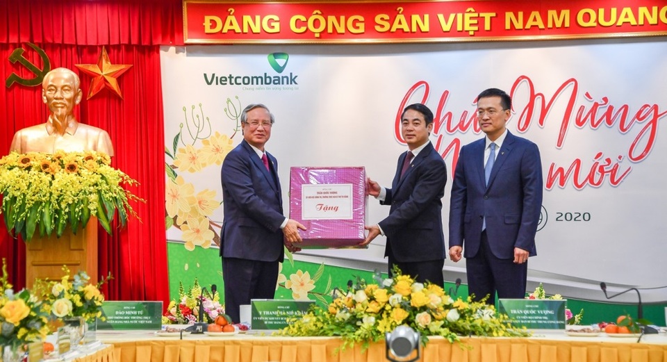 Ông Trần Quốc Vượng thăm và chúc Tết tại Vietcombank - 2 Ông Trần Quốc Vượng thăm và chúc Tết tại Vietcombank - 2