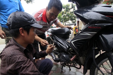 Thợ sửa xe máy hốt bạc ngày Hà Nội phố cũng như sông
