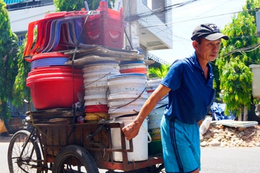 Bình Định: Người lao động mưu sinh dưới nắng nóng kéo dài