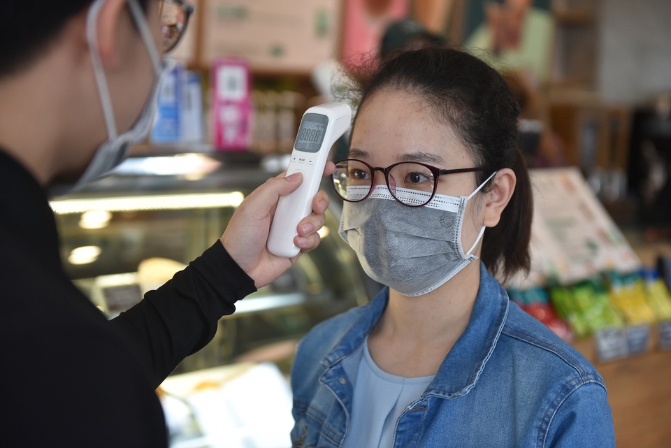 Sau giãn cách xã hội, các cửa hàng đua nhau dựng vách ngăn, kẻ vạch sơn - 14 Sau giãn cách xã hội, các cửa hàng đua nhau dựng vách ngăn, kẻ vạch sơn - 14