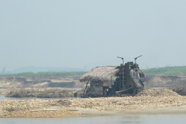 Hàng trăm dân rượt đuổi hai tàu khai thác vàng 