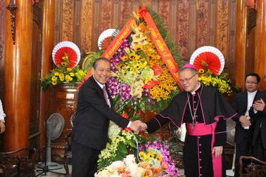 Phó Thủ tướng Trương Hòa Bình chúc mừng Giáng sinh Tổng Giám mục Huế