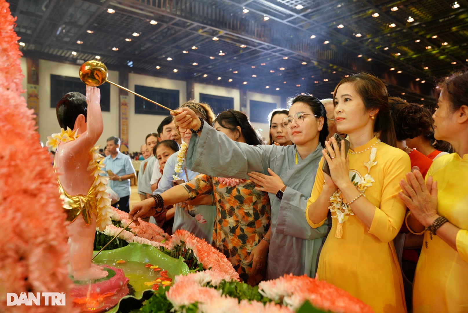 Nghi thức tắm Phật trong đại lễ Phật đản ở ngôi chùa lớn nhất Việt Nam - 11