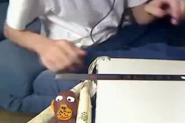 Chàng trai tái hiện lại giai điệu nổi tiếng “Canon in D” bằng... thước kẻ