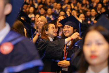 Sinh viên trường Đại học Ngoại thương cùng khóc, cười trong ngày tốt nghiệp