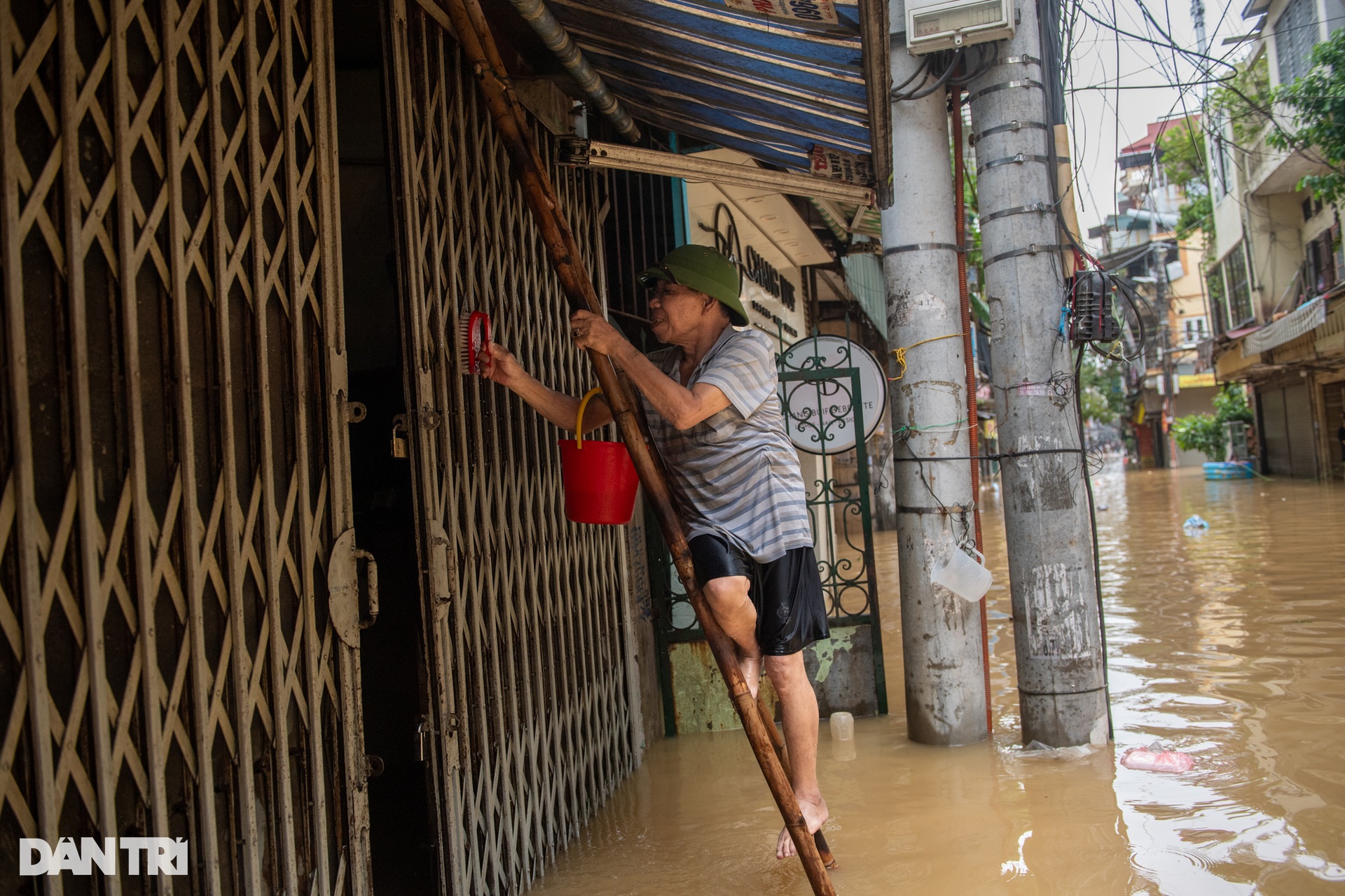 Mực nước sông Hồng giảm dần, người dân tranh thủ dọn dẹp sau lũ - 5 Mực nước sông Hồng giảm dần, người dân tranh thủ dọn dẹp sau lũ - 5