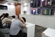 Cổ phiếu "ông lớn" giảm mạnh, thị trường vẫn chật vật