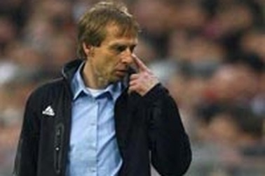 HLV Klinsmann cười buồn sau trận hòa với Barca