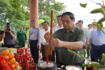 Thủ tướng dâng hương tưởng nhớ Chủ tịch Hồ Chí Minh và các Anh hùng liệt sỹ