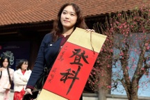 Nườm nượp người dân đổ về Văn Miếu xin chữ đầu xuân Ất Tỵ