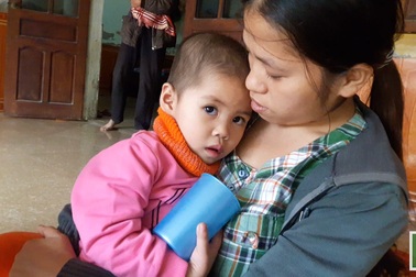 Mẹ nghèo đau đớn trước cảnh con gái 3 tuổi mắc bệnh ung thư máu