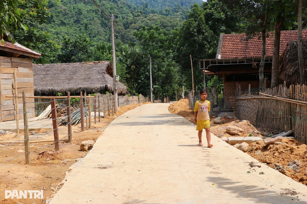 Ông bố chịu tiếng bán con, mong tộc người ngủ ngồi vượt khỏi rừng sâu - 6