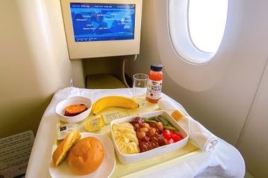 Covid-19 nóng bỏng, suất ăn trên không nhọc nhằn tìm lối thoát dưới mặt đất