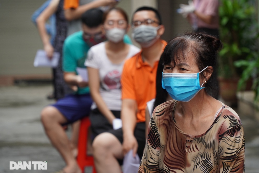 Xét nghiệm nhanh Covid-19 cho gần 4.000 người dân Thủ đô ở quận Tây Hồ - 2 Xét nghiệm nhanh Covid-19 cho gần 4.000 người dân Thủ đô ở quận Tây Hồ - 2