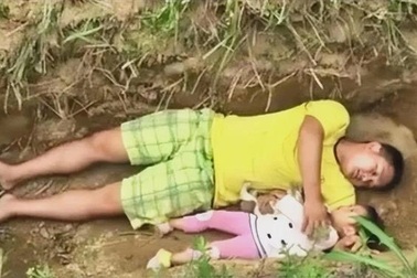 Cô bé từng nằm dưới mộ để "làm quen với cái chết", giờ sống ra sao?