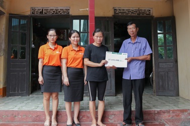 Báo Dân trí cùng Ngân hàng SHB trao sổ tiết kiệm giúp người phụ nữ ung thư