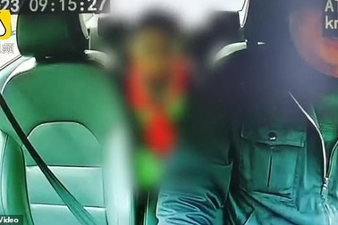 Sợ bị mắng vì không làm bài về nhà, bé gái thuê taxi tới... trại trẻ mồ côi