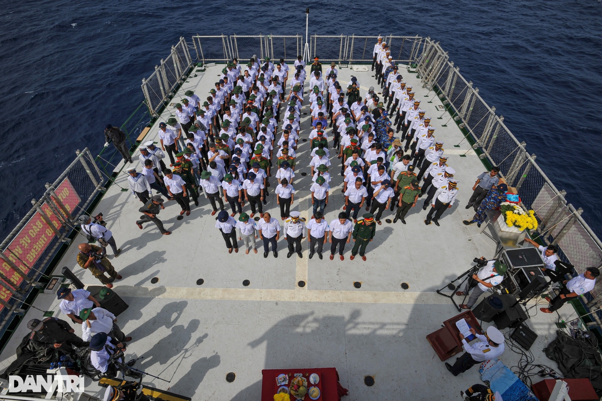 Mưa trắng trời phút tưởng niệm các anh hùng, liệt sĩ hi sinh tại Trường Sa - 1