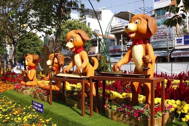 Xem những chú chó "tấu nhạc tài tử" ở đường hoa Cần Thơ