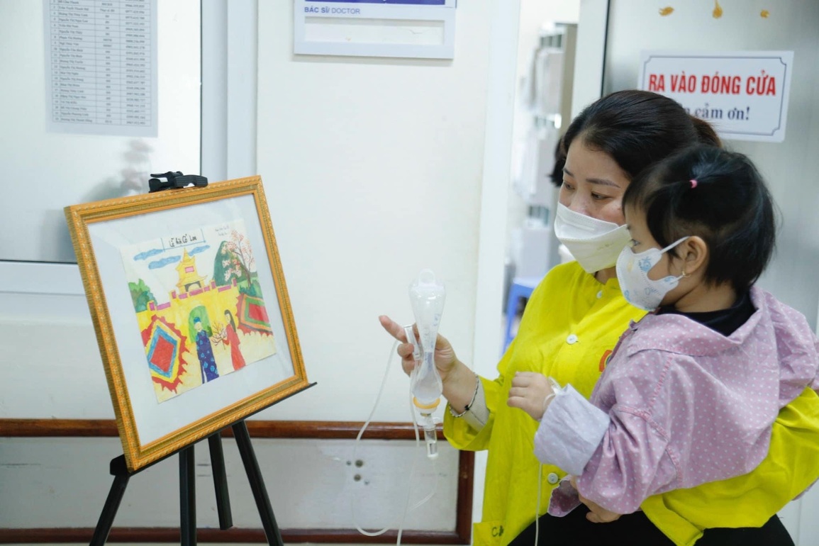 Rực rỡ sắc màu ở triển lãm tranh cho bệnh nhi ung thư - 1 Rực rỡ sắc màu ở triển lãm tranh cho bệnh nhi ung thư - 1