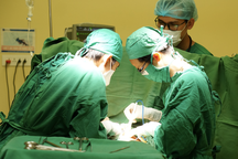 Mẹ chồng định đưa con dâu ngưng tim sau sinh về, bác sĩ tạo nên "phép màu"